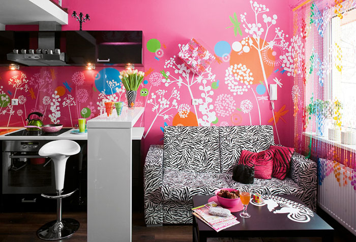 ピンクの壁紙が付いている部屋の中のカーテン ピンク色の壁紙にフィットするカーテンを選ぶ方法
