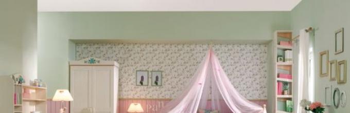 غرفة نوم في نغمات الوردي القذرة مزيج من اللون الوردي مع ظلال أخرى