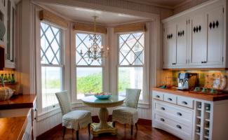 How to plan and arrange a kitchen with a bay window?