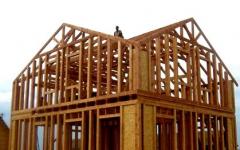 Stavba rámového dřevěného domu