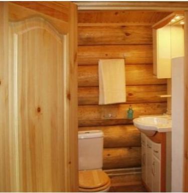 Как правилно да направите баня в дървена къща