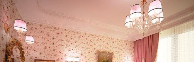 ピンクの壁紙が付いている部屋の中のカーテン ピンク色の壁紙にフィットするカーテンを選ぶ方法