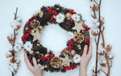 Door decoration for the New Year: some interesting ideas (57 photos) Fir twigs and Christmas wreaths for decoration