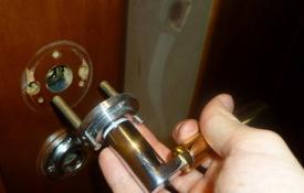 Cum să dezasamblați un mâner de ușă interioară